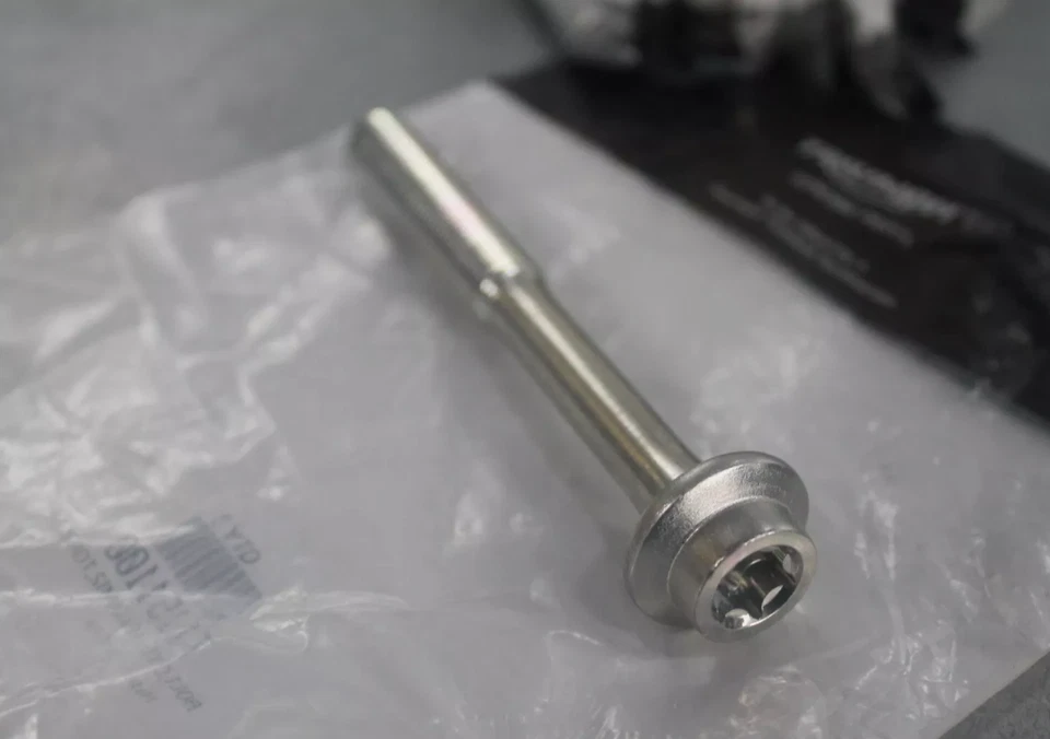 Parafuso de cabeça de cilindro Triumph 06-22 Rocket III M12x55 Torx T1151100 QTD-8 - Imagem 1 de 4