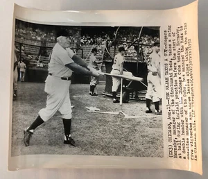 Foto original de Rogers Hornsby 1952 8x10 gerente de béisbol de los Rojos de Cincinnati - Imagen 1 de 2