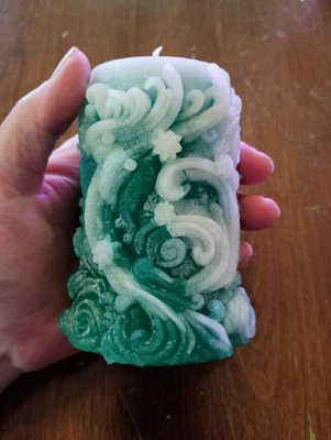 Vela pilar remolino estrella hecha a mano aguamarina y blanca bicolor cera de abejas, ligeramente perfumada Foto 1 de 3