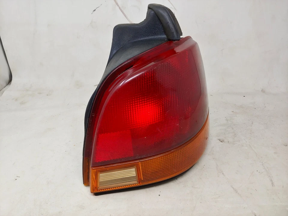 原始设备制造商 Saturn SW1 和 SW2 车厢尾灯 1993 - 95 右通行证侧 — 第 1/4 张图片
