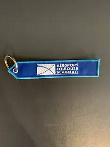 Toulouse Blagnac Aeroport Gepäckanhänger vor Flug entfernen blau/weiß - Bild 1 von 8