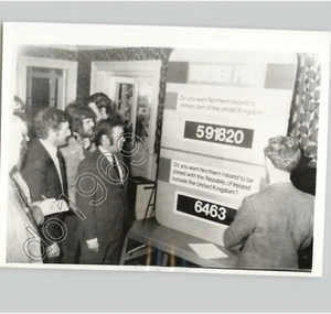 Foto de prensa de 1973 de colección de 1973 de los resultados electorales llegan al salón de baile BELFAST IRLANDA - Imagen 1 de 2