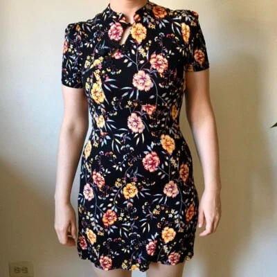 MINI VESTIDO STRETCH tamanho 10 por ASOS gola alta botões de sapo - Imagem 1 de 4