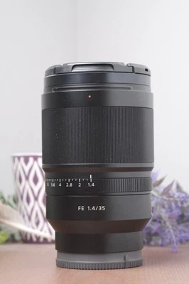 Lente Sony Zeiss Distagon T* FE 35mm F/1.4 ZA Prime com tampas e filtro UV - SEL35F14Z - Imagem 1 de 4