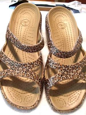 БОСОНОЖКИ CROCS, ОБУВЬ БЕЗ ШНУРОВКИ, РАЗМЕР 11 W, КОРИЧНЕВЫЙ АНИМАЛИСТИЧНЫЙ ПРИНТ, НОШЕНИЕ 2X - Изображение 1 из 4