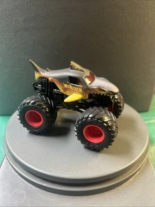 Hot Wheels Monster Jam Monster Truck Megalodon Fire & Ice 1:64 - Bild 1 von 7