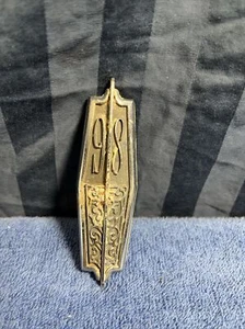 Silver 1970 Oldsmobile 98 Emblem OEM 402715.       Q6 - Foto 1 di 7