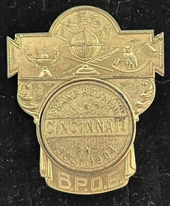 Antica spilla distintivo stampa 1904 B.P.O.E Grand Reunion Cincinnati Ohio - Foto 1 di 5