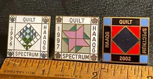 Prendedores esmaltados vintage Hands All Around Quilt Guild 1996, 1997, 2002 - Imagen 1 de 3
