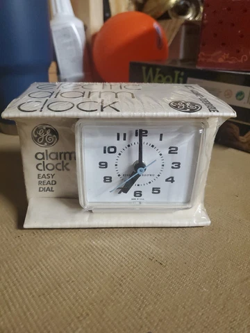 NEW IN BOX VINTAGE General Electric Alarm Clock Model 7369 Made in USA Cover