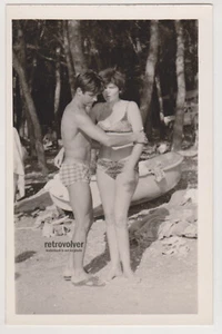 Cariñoso guapo joven sin camisa musculoso gay int/w bikini mujer foto - Imagen 1 de 7