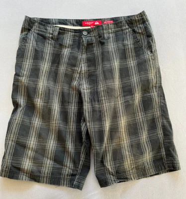 ** QUIKSILVER Herren Badehose Badeshorts Board Shorts mit Logo, Gr. XL ** - Bild 1 von 4