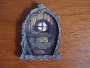 Pequeño elfo/hadas de madera efecto 3D bienvenida/jardín Pixie/puerta de árbol *vendedor del Reino Unido* - Imagen 1 de 1