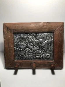 Escultura en relieve de metal de colección elefantes marco de madera con ganchos arte de pared rústico único en su clase - Imagen 1 de 12
