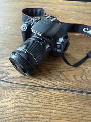Canon EOS 700D SLR-Digitalkamera 18 MP, Kit inkl. EF-S 18-55mm 1:3,5-5,6 is STM) - Bild 1 von 4
