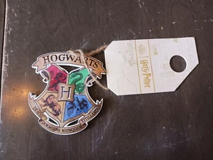 NUEVO CON ETIQUETAS Mundo Mágico de Harry Potter Cresta de Hogwarts Adorno de Madera - Imagen 1 de 4