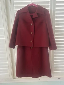 1973 Gucci Rojo Arándano 2 Piezas Traje Lana Falda Chaqueta Logo Botones Jackie O WOW - Imagen 1 de 23