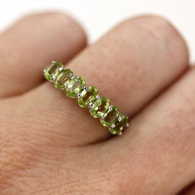 Anillo de aniversario de 7 piedras de oro blanco sólido de 14 k peridoto corte ovalado natural de 2 quilates Foto 1 de 4