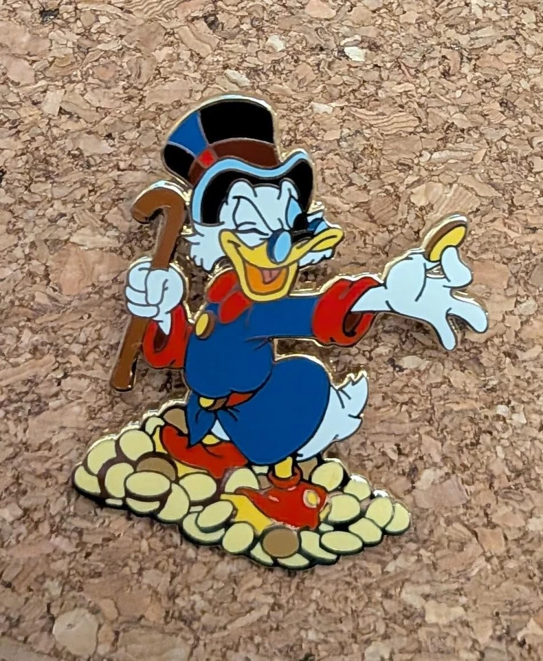 Значок Disney Скрудж Макдак проверяет свои монеты 2002 - Изображение 1 из 2