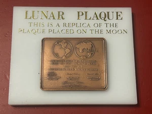 Targa Lunare Miniatura Replica della Targa Posta sulla Luna 3''X 2.1/3'' - Foto 1 di 5