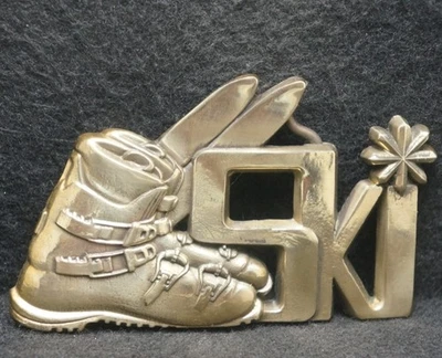 XC21129 VINTAGE 1980 ***SKI*** BOTAS E ESQUIS ESPORTE DE INVERNO FIVELA DE CINTO DE LATÃO SÓLIDO - Imagem 1 de 2