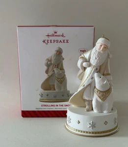 2014 Spaziergang im Schnee Punze Ornament - Weihnachtsmann und Eisbär MUSIK FUNKTIONIERT - Bild 1 von 11