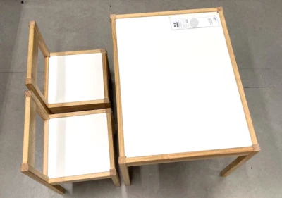 IKea LATT 儿童桌 带 2 椅子套装 木制 松木 家具 LÄTT 全新 — 第 1/3 张图片