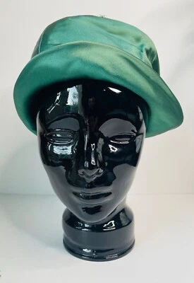 DE COLECCIÓN*¡ENCANTADOR!! EMME BOUTIQUE VERDE SATINADO CLOCHE SOMBRERO CON GOTA DE DIAMANTES DE IMITACIÓN Foto 1 de 4