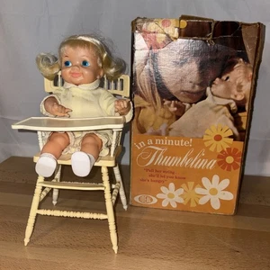 ¡En un minuto! Muñeca Pulgarcita 1971 Ideal Toy Corp con caja y silla alta - Imagen 1 de 19