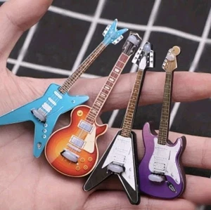 Miniatur E-Gitarre realistisch mit Saiten Diorama Scenery 4 Stück Maßstab 1:12 - Bild 1 von 7