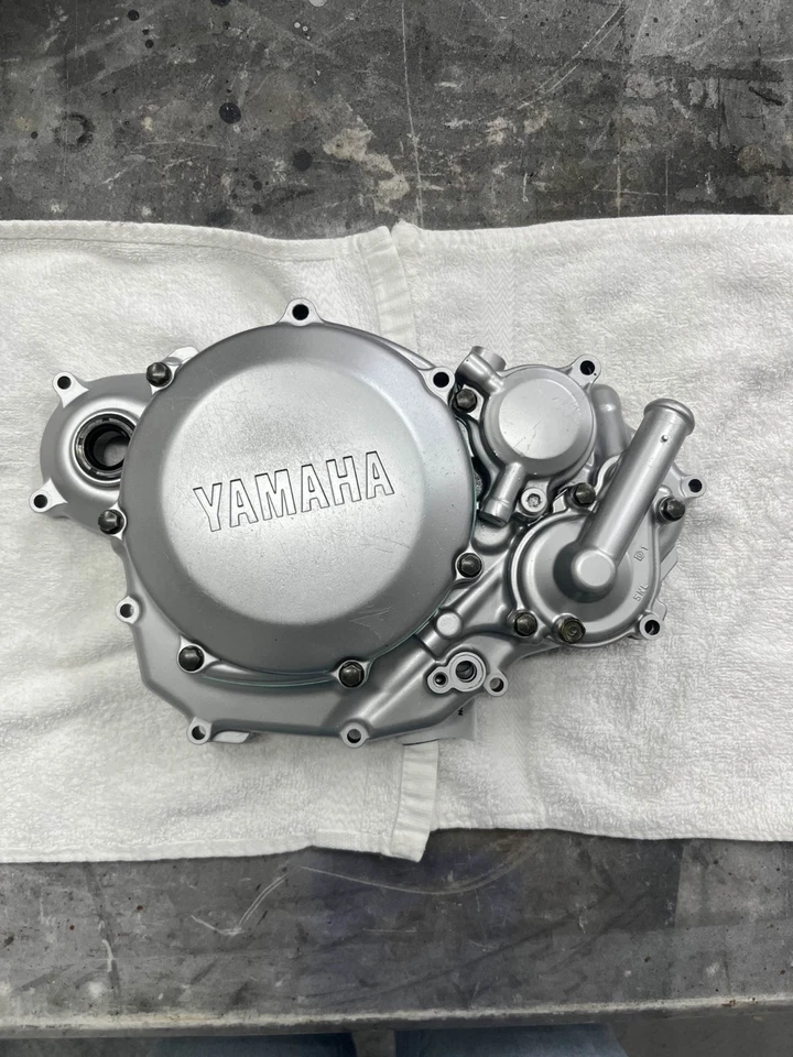 2002 年 YAMAHA YZ250F 发动机内夹盖带外罩和水泵 — 第 1/4 张图片