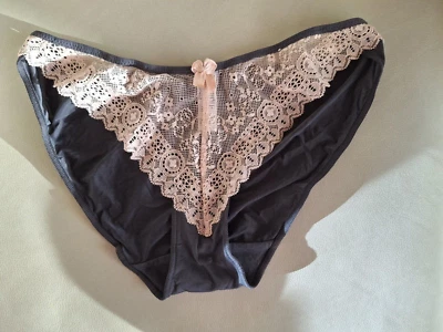 Bragas de bikini B.tempt'd ~ grises con encaje rosa y lazo ~ talla pequeña ~ nuevas sin etiquetas Foto 1 de 3