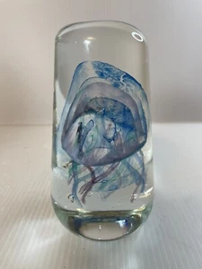 Fermacarte in vetro medusa blu 5” T X 3” con firmato Cathy Tietz noioso - Foto 1 di 4