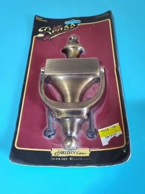 Llamador de puerta de latón macizo IVES colección artesanal B31 Foto 1 de 4