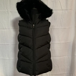 Chaleco acolchado mediano Guess para mujer con capucha sin mangas negro con cremallera - Imagen 1 de 11