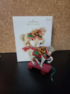 Hallmark Andenken Ornament A Pony for Christmas 2009 #12 Serie Teddybär - Bild 1 von 2