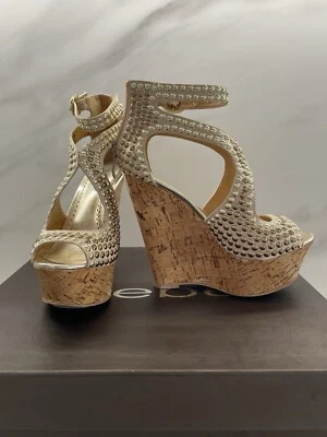 Sandalia cuñas de tacón dorado Caitlyn con tachuelas Bebe solo usada en el interior. Talla 5 Foto 1 de 4