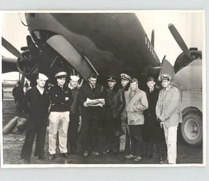 1st NAVAL AIR TRANSPORT Crew in JAPAN Pacific VINTAGE WWII 1944 Press Photo - Picture 1 of 2