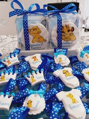 FATTO A MANO bomboniera nascita Simba Re Leone Corona Piedini Biberon Profumatore