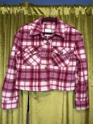 Chaqueta a Cuadros Rosa Estilo Polar Colección Bagatelle Mediana Minorista $100 Foto 1 de 4