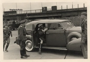 Foto, Wehrmacht, Luftwaffe, General steigt aus Auto - Bild 1 von 1