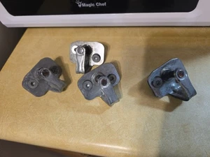 4 2006 OEM GM cerradura puerta pestillo golpeador 20801140 lacrosse - Imagen 1 de 2