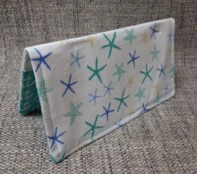 Cubierta de chequera de tela STARFISH billetera registro de tarjetas de débito hecha a mano  Foto 1 de 3