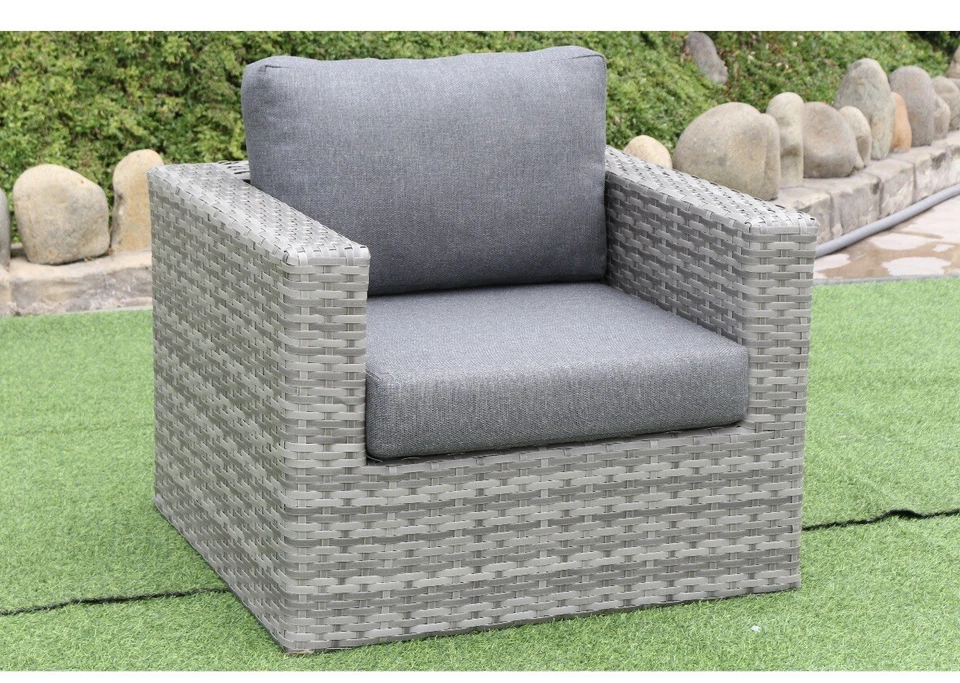 Par de sillas de club con cojín resistente al agua de mimbre sintético para exteriores Sunhaven (juego de 2) Foto 1 de 4