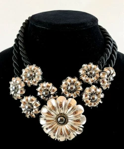 COLLAR HEMATITA NEGRO PLATEADO FLORAL SOBRE CORDÓN DE SEDA - Imagen 1 de 8