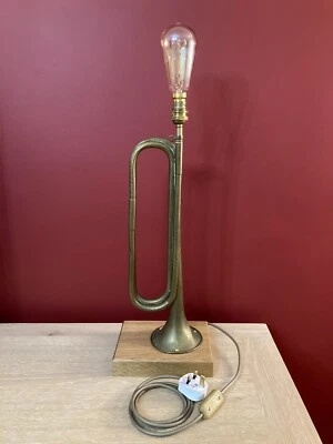 Lámpara de mesa vintage reciclada de latón con base de madera dura de roble bombilla Edison nueva Foto 1 de 4