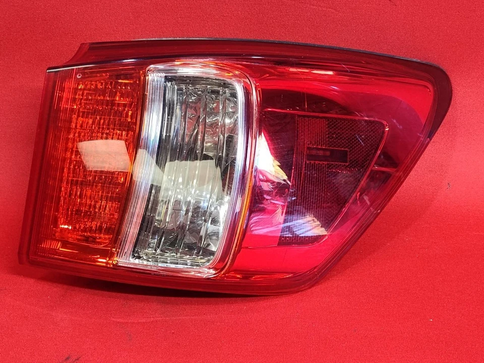2011-2013 雷克萨斯 IS250 IS350 Sedan Right PASSENGER OUTER Quarter 尾灯 — 第 1/4 张图片