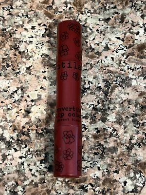 stila convertible color de labios en flor granate N/B Foto 1 de 3