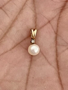 10KT Yellow Gold White Pearl & Diamond Pendant (C72) - Picture 1 of 7