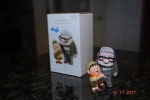 Hallmark Up! 2011 Carl Ellie Russell #1 en Disney Pixar Legends serie Navidad NUEVO - Imagen 1 de 3